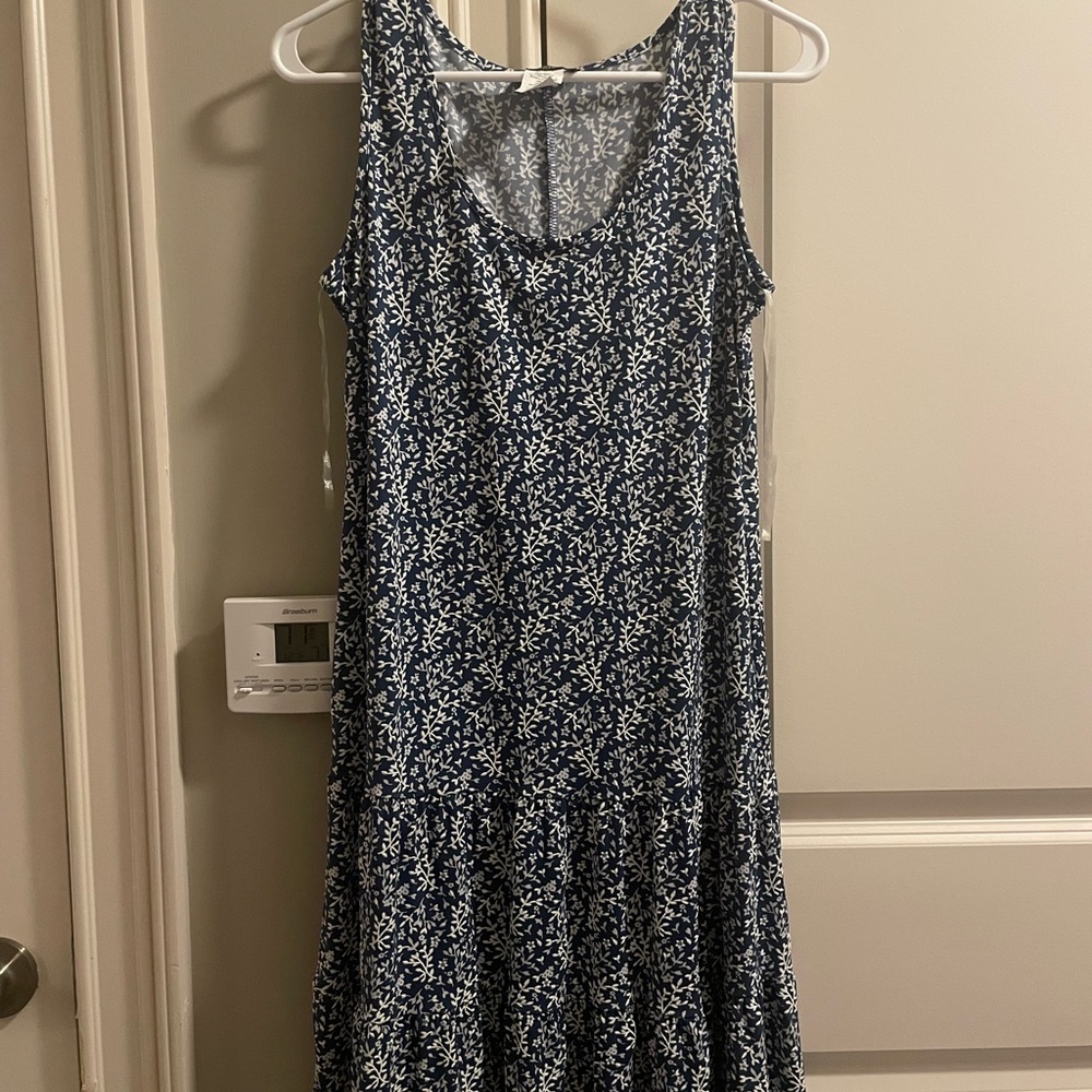 Short sleeve dress. Dark blue background with white flowers